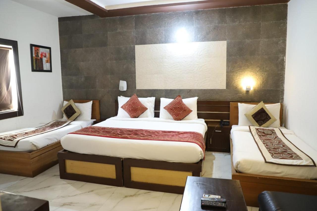 Hotel Tara Palace By Goyal Hoteliers Agra  Exteriör bild