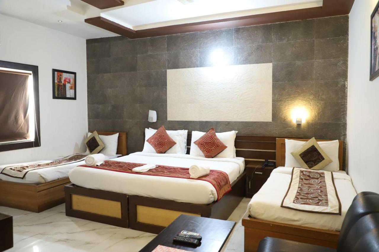 Hotel Tara Palace By Goyal Hoteliers Agra  Exteriör bild