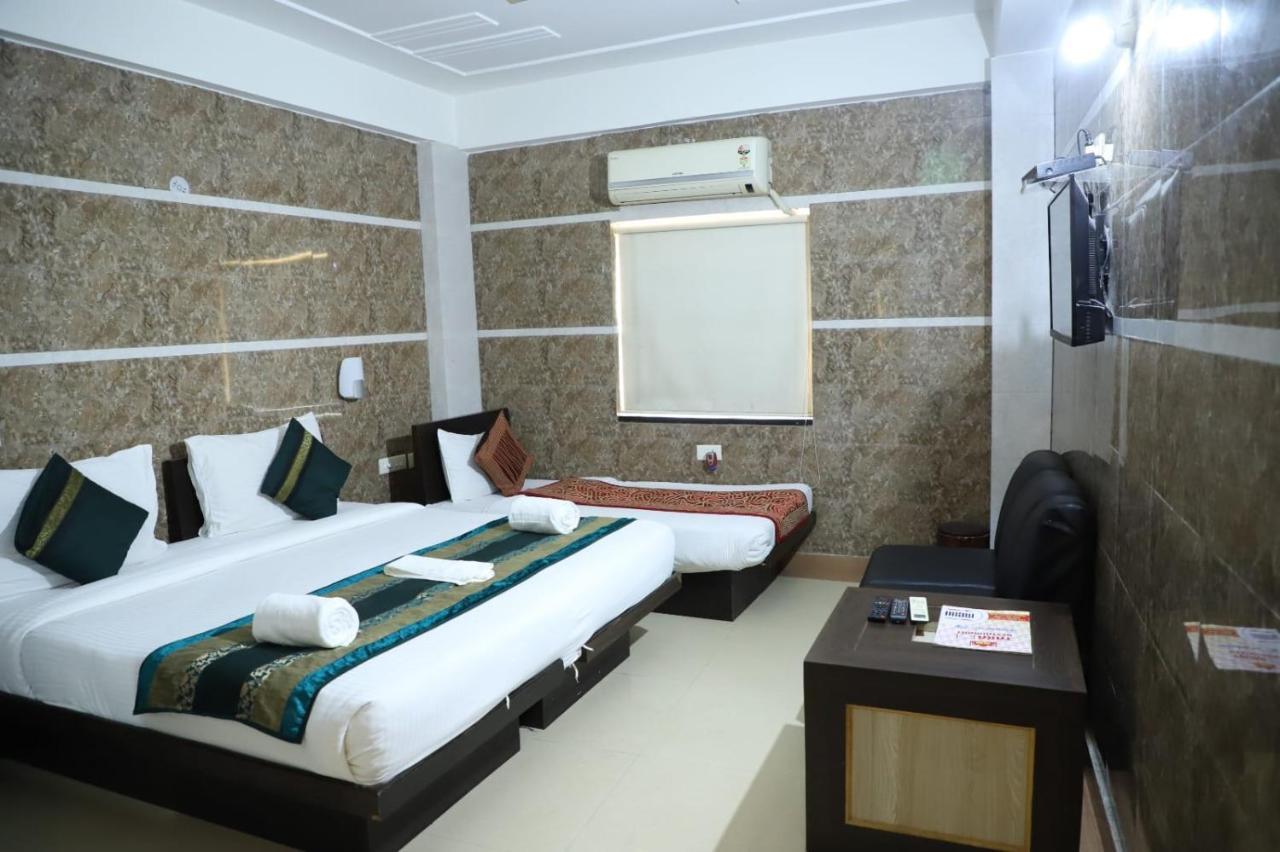 Hotel Tara Palace By Goyal Hoteliers Agra  Exteriör bild