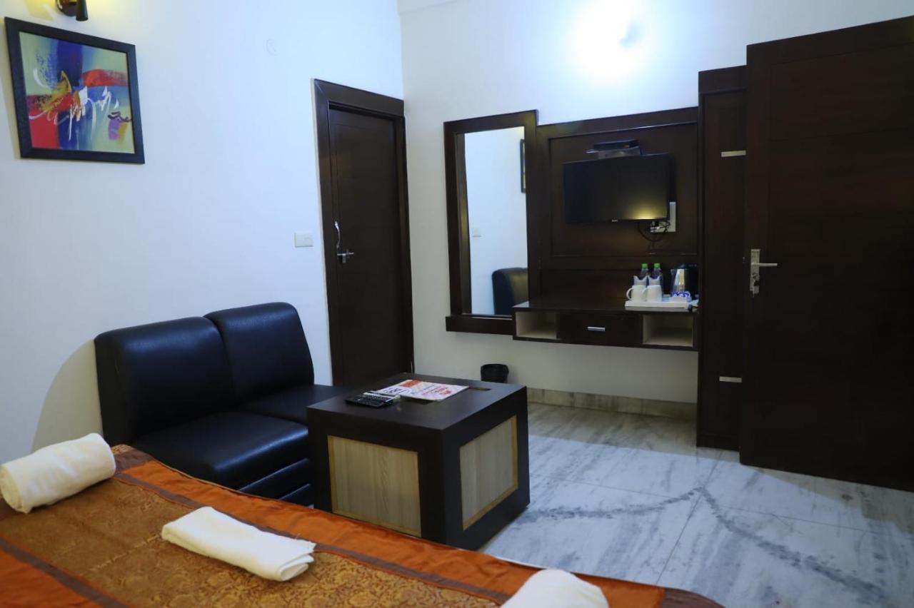 Hotel Tara Palace By Goyal Hoteliers Agra  Exteriör bild
