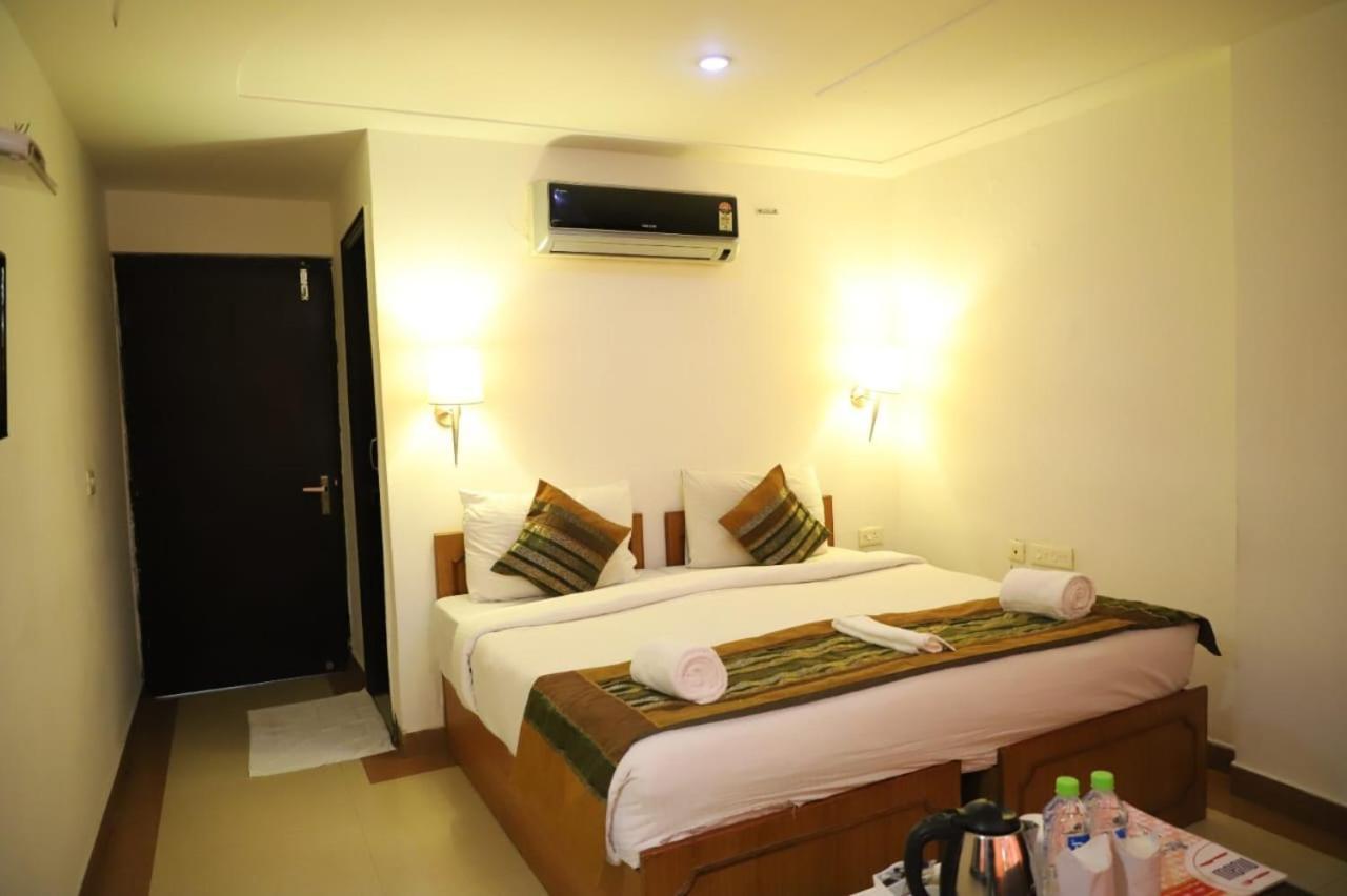 Hotel Tara Palace By Goyal Hoteliers Agra  Exteriör bild