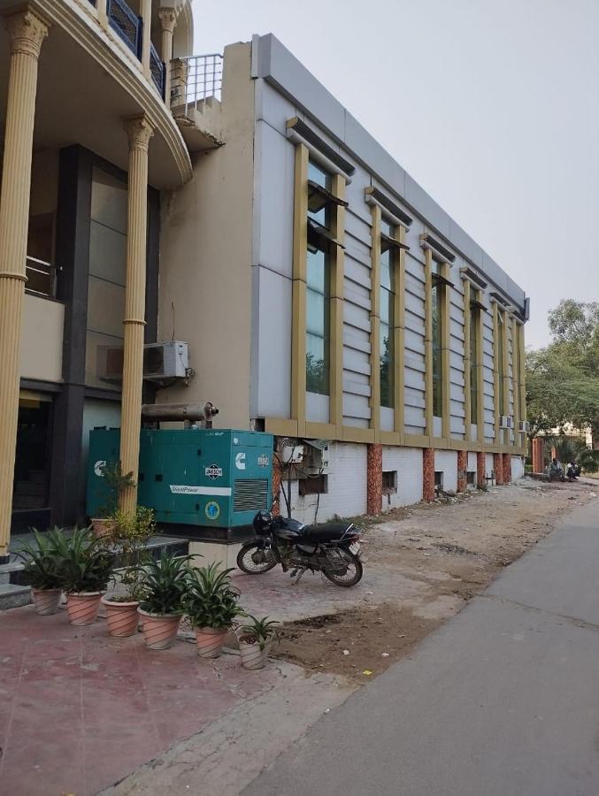 Hotel Tara Palace By Goyal Hoteliers Agra  Exteriör bild