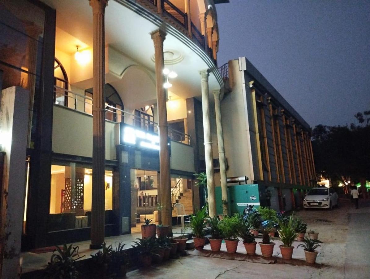 Hotel Tara Palace By Goyal Hoteliers Agra  Exteriör bild