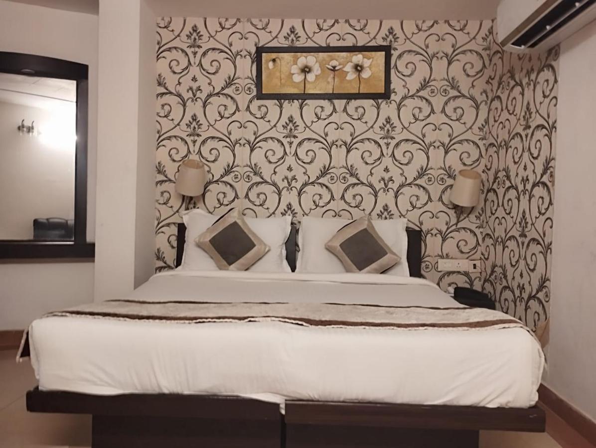 Hotel Tara Palace By Goyal Hoteliers Agra  Exteriör bild